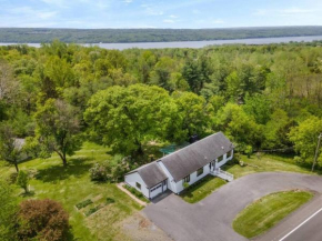 Cozy Dog-friendly Villa off Cayuga Lake In Ithaca